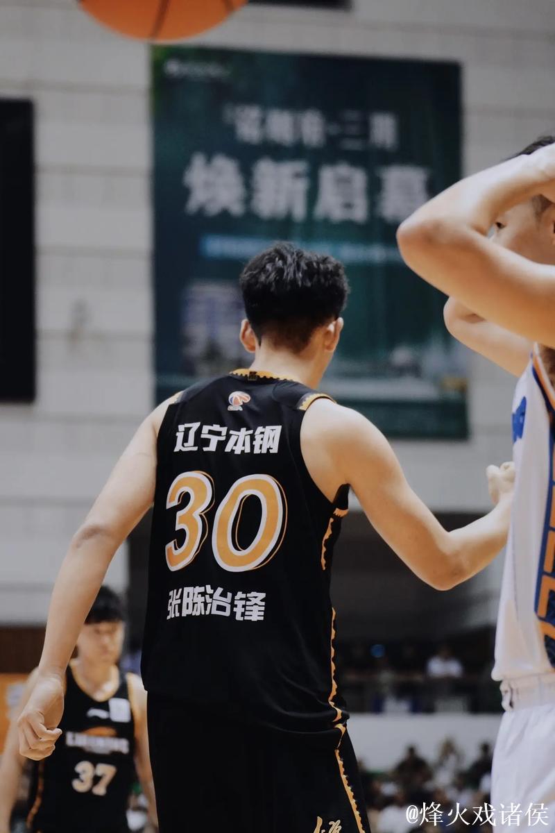 张陈治锋全场出战21分钟，7中4得到10分9板3助攻