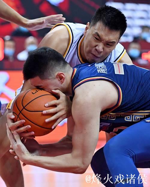 闫鹏飞22+12上海2-1晋级八强 首钢4人被驱逐